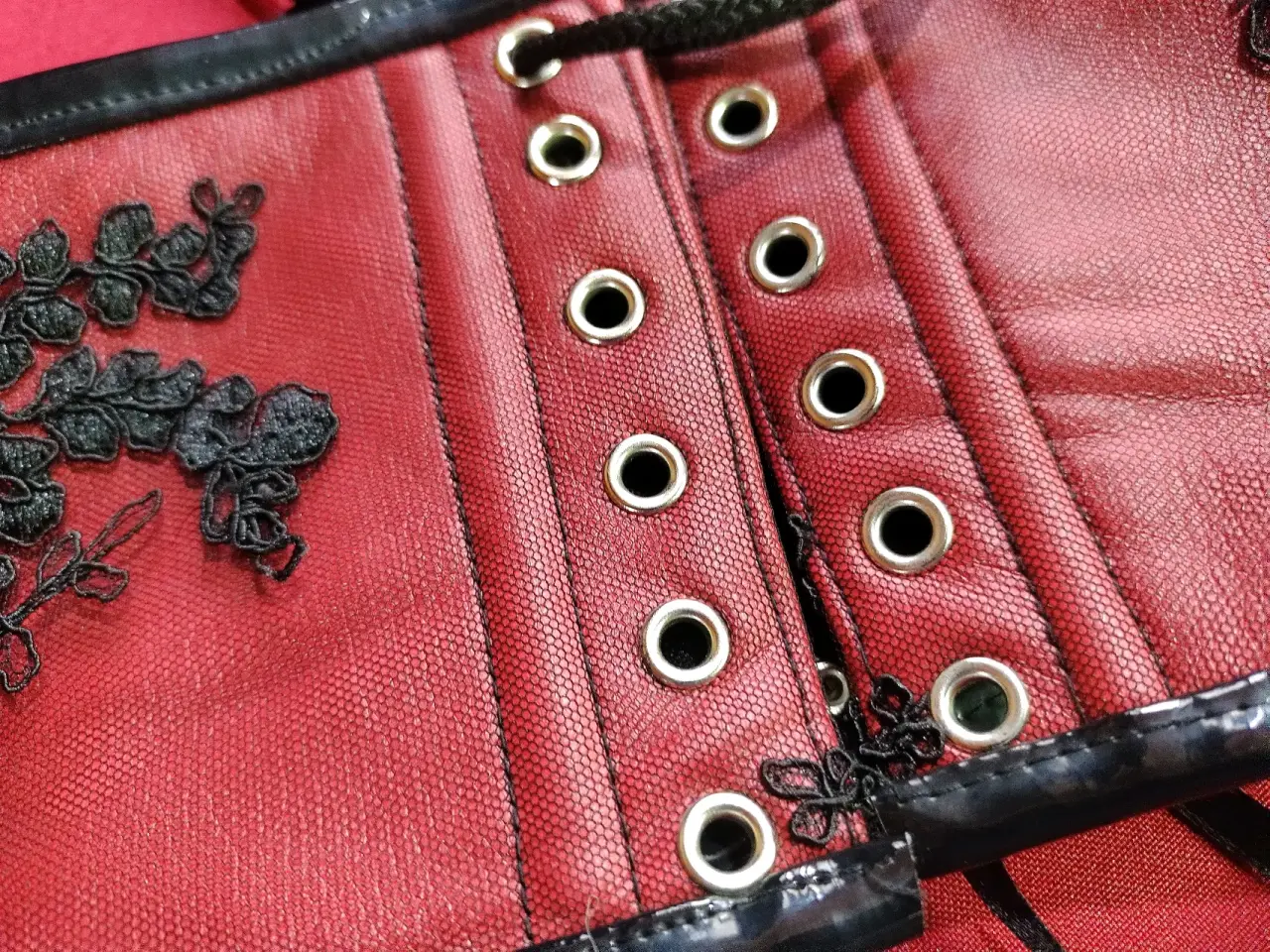 Cinturilla tipo corsé rojo con bordado negro - miniatura 6