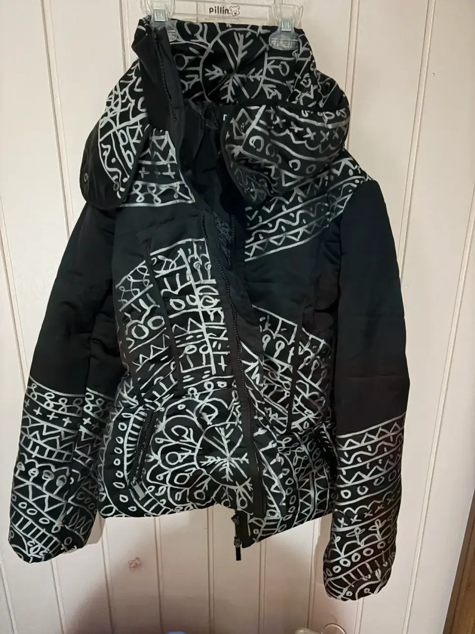 Chaqueta negra con diseño tribal desigual - miniatura 2