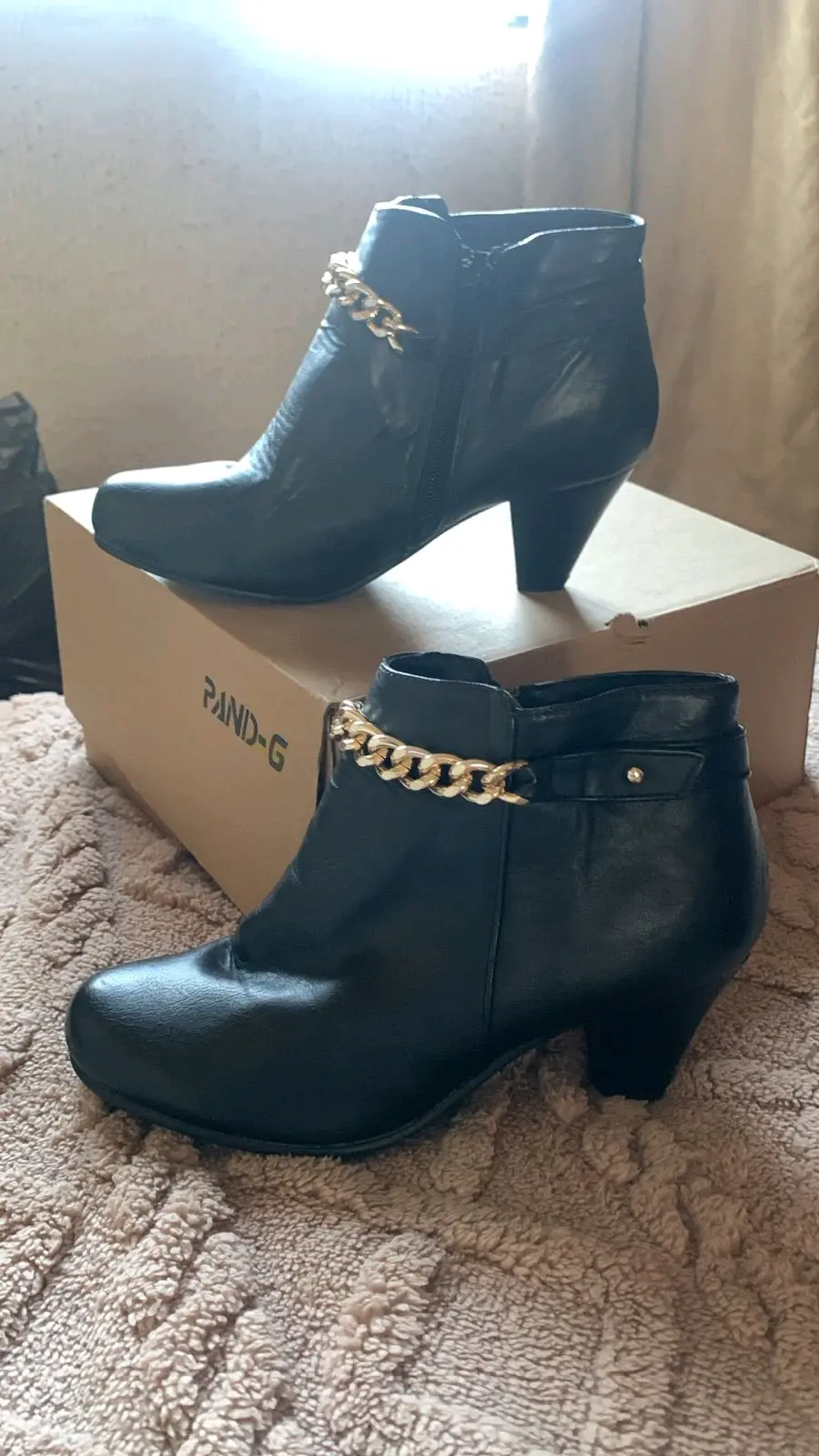 Botines negros con cadena dorada