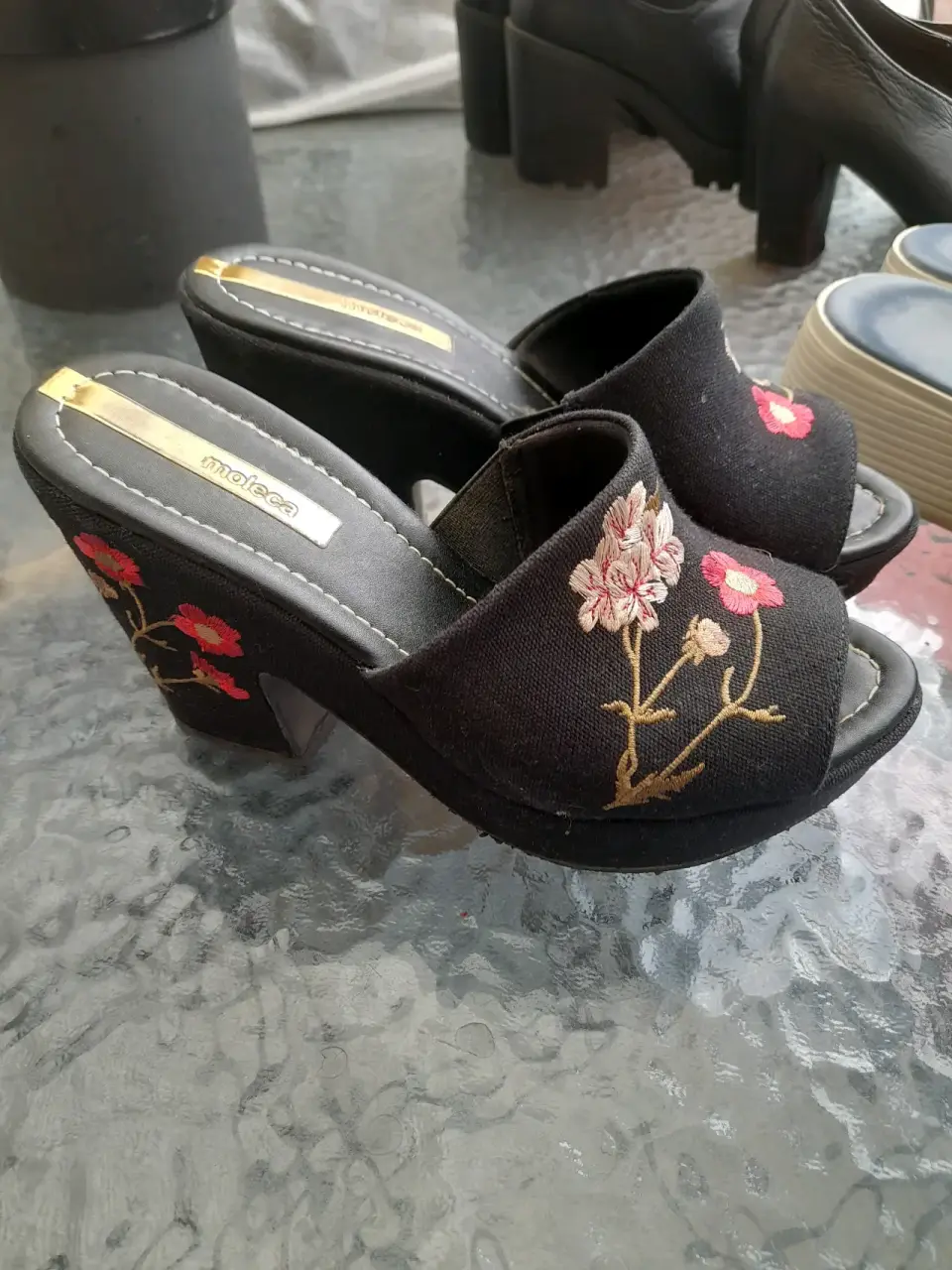 Sandalias negras con bordado floral