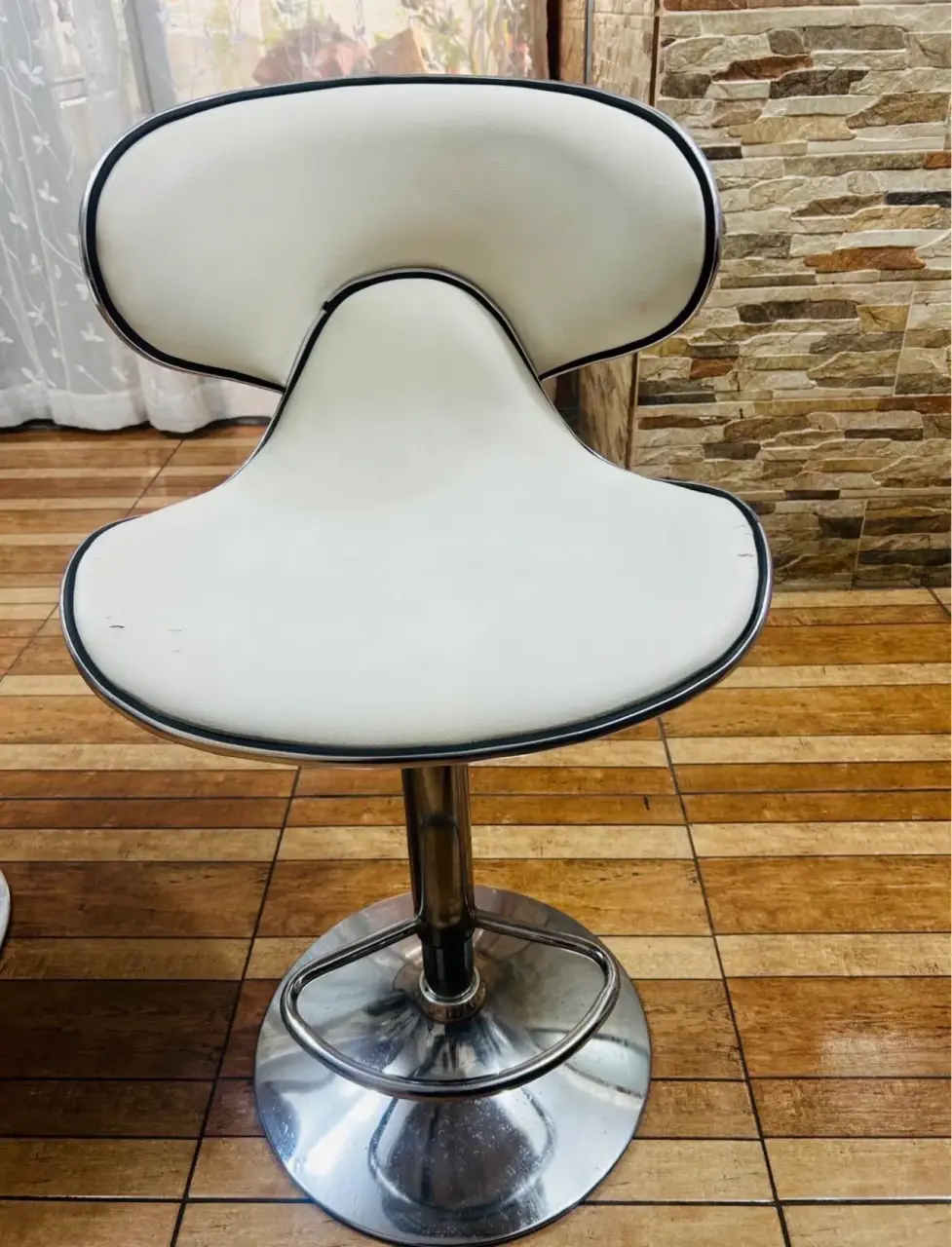 Taburetes altos blancos modernos - miniatura 2