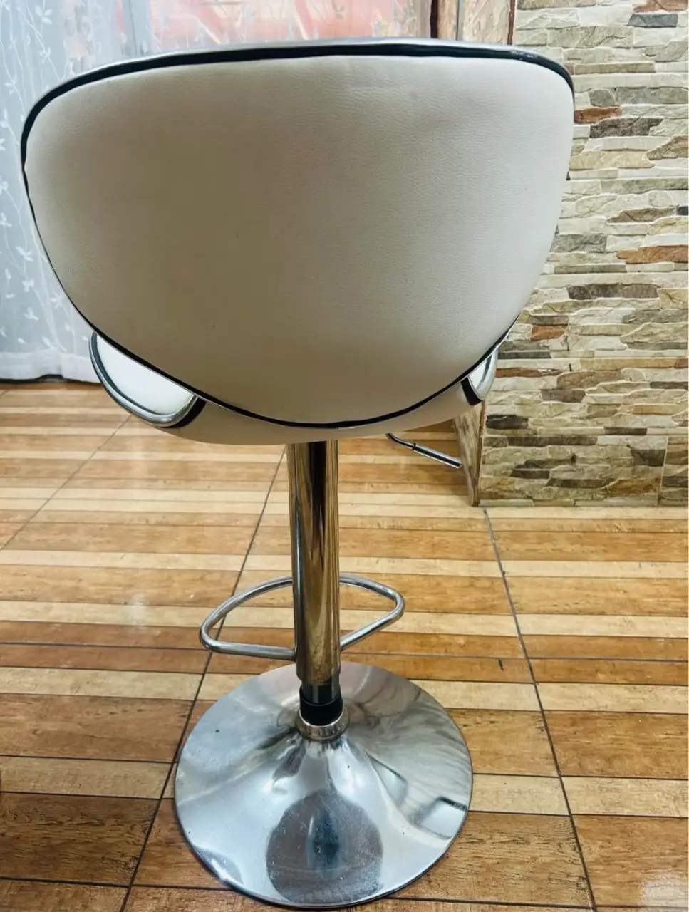 Taburetes altos blancos modernos - miniatura 3