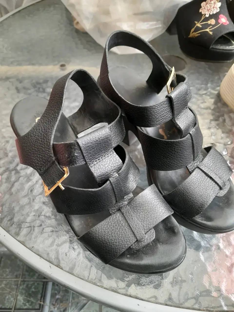 Sandalias negras de cuero