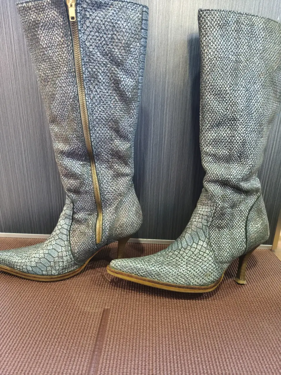 Botas altas estilo serpiente - miniatura 2