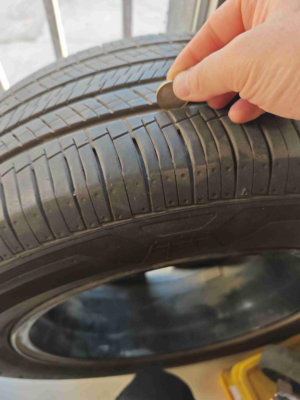 Llanta con neumático 235/60R18 - miniatura 2