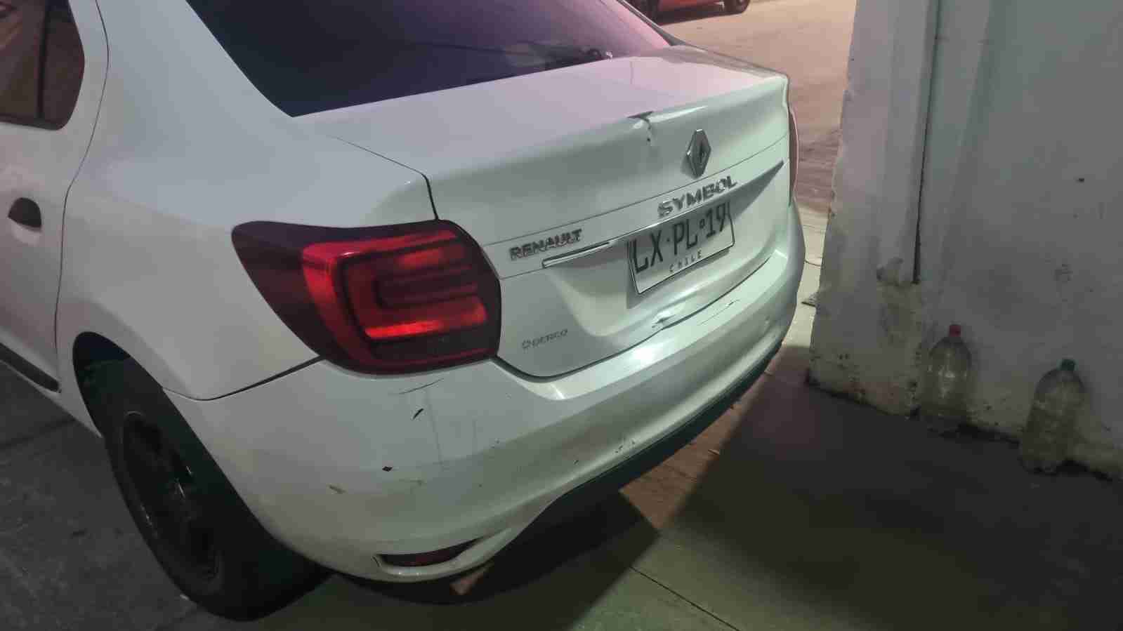 Auto sedán blanco usado - miniatura 4