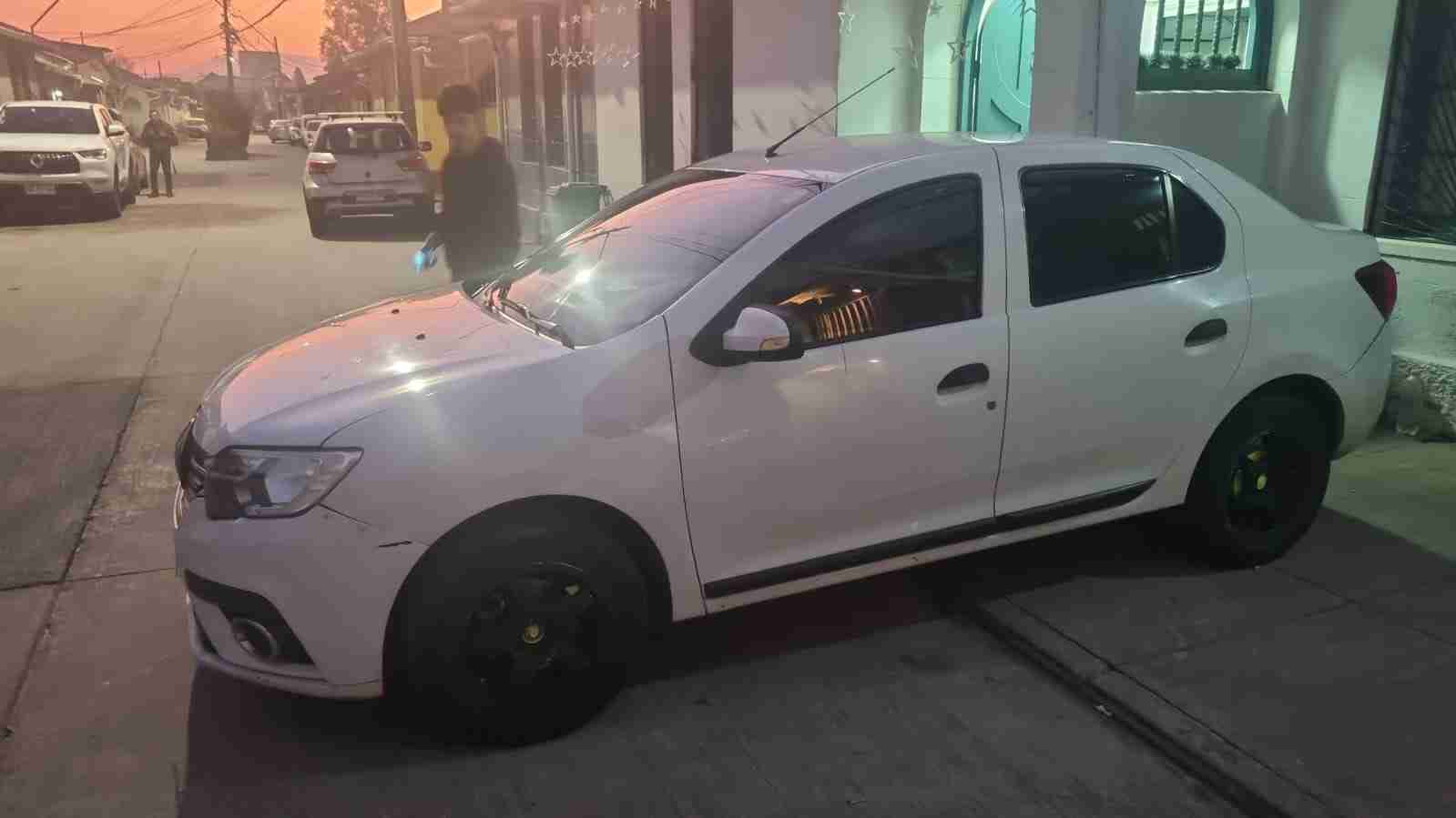 Auto sedán blanco usado - miniatura 5