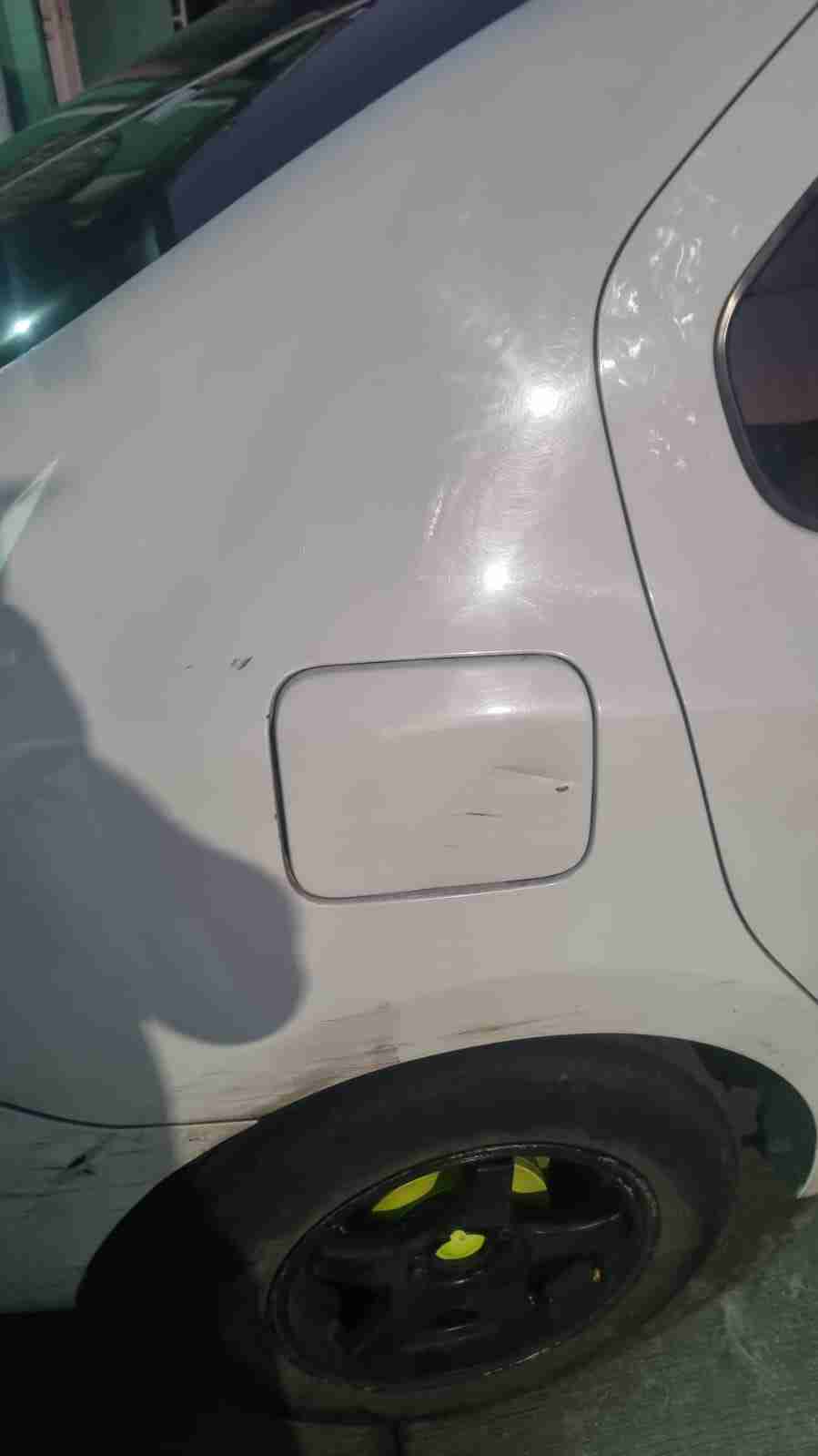 Auto sedán blanco usado - miniatura 6