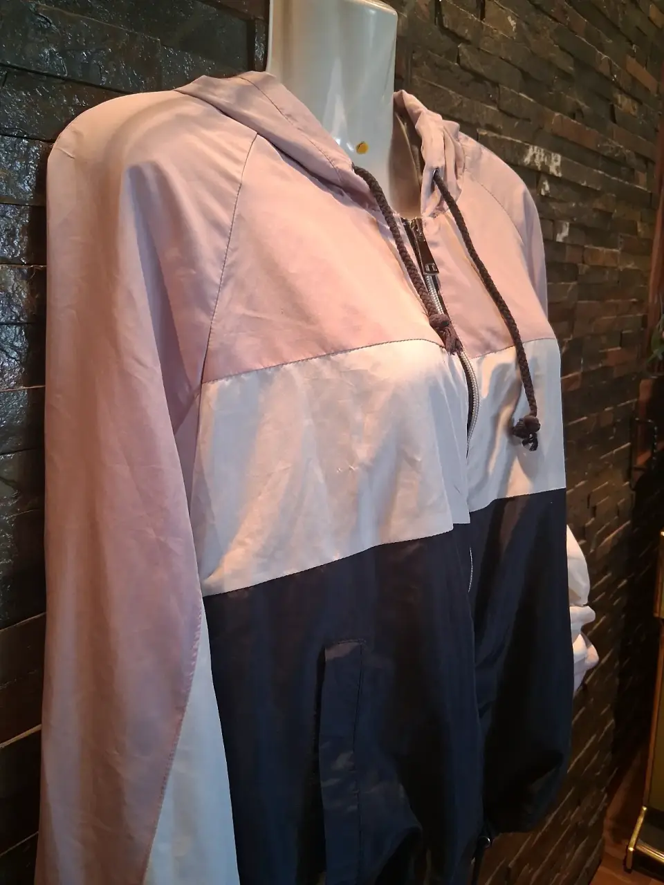 Chaqueta deportiva bicolor con capucha - miniatura 2