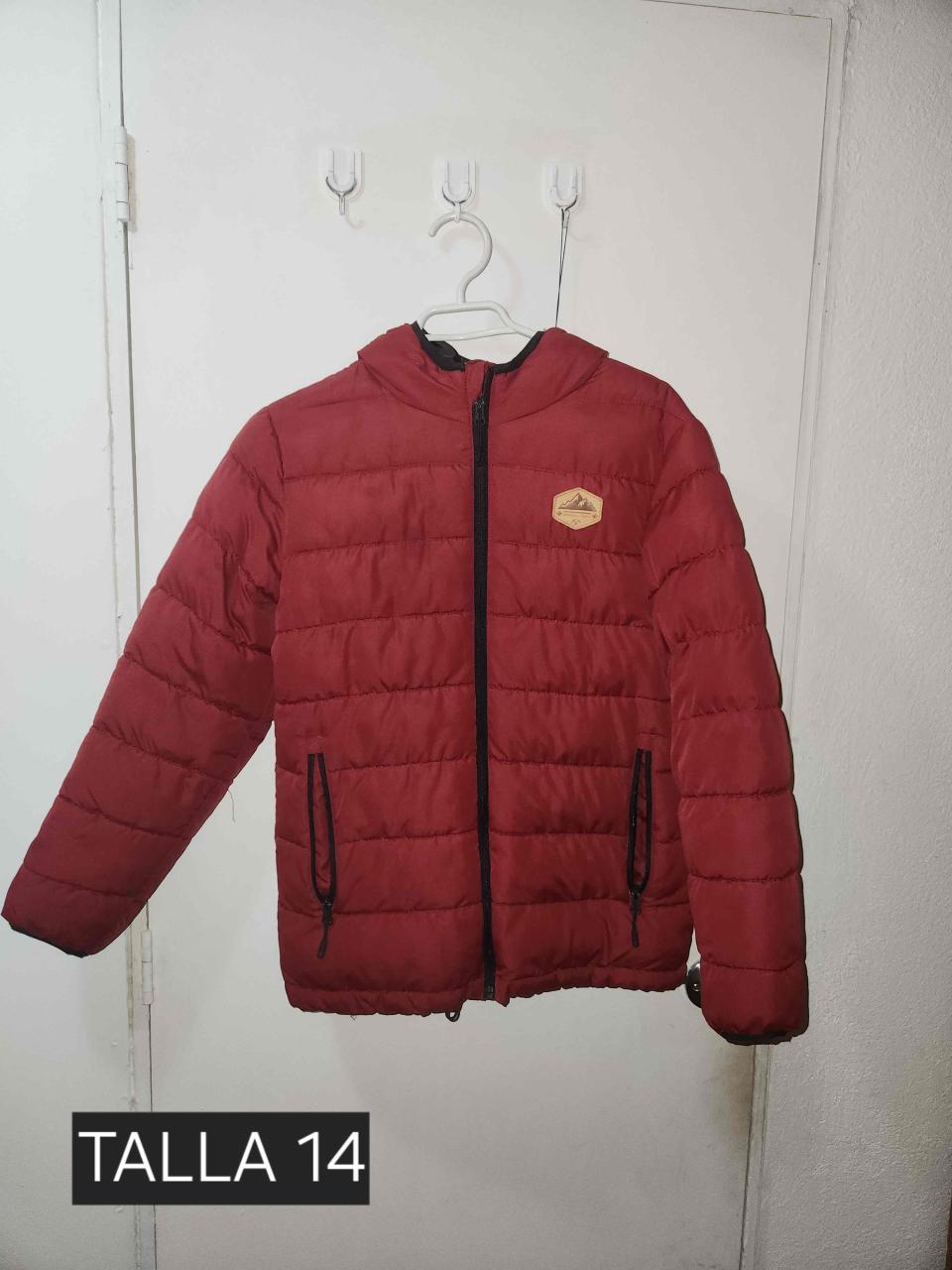 Chaqueta acolchada roja con capucha - miniatura 2