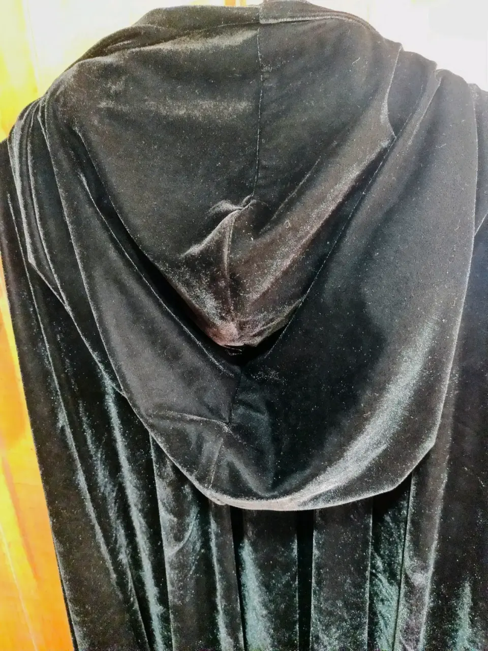 Capa negra de terciopelo con capucha