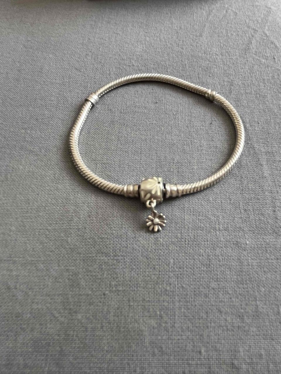 Pulsera Pandora plateada con dije - miniatura 2