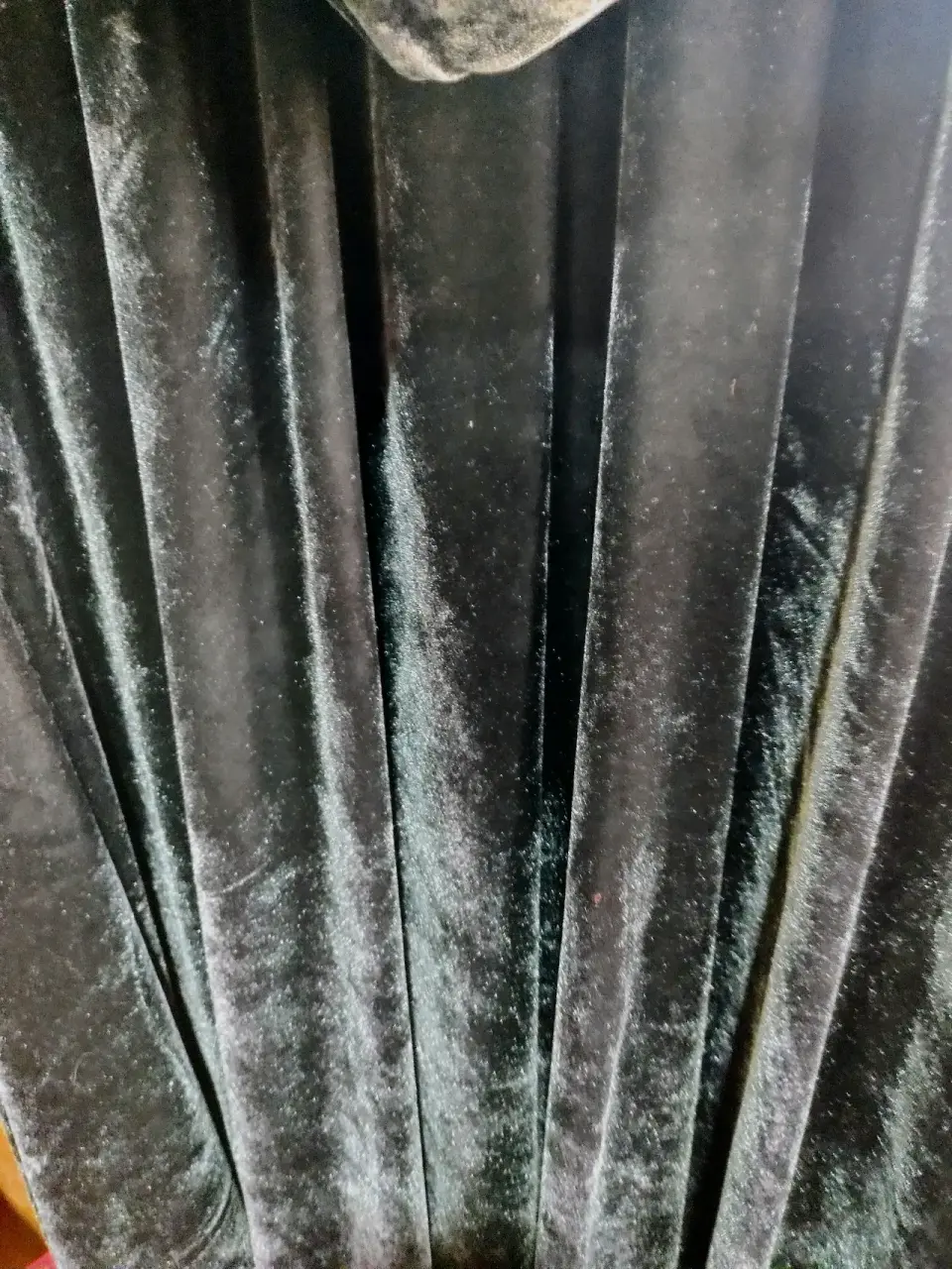 Capa negra de terciopelo con capucha - miniatura 3