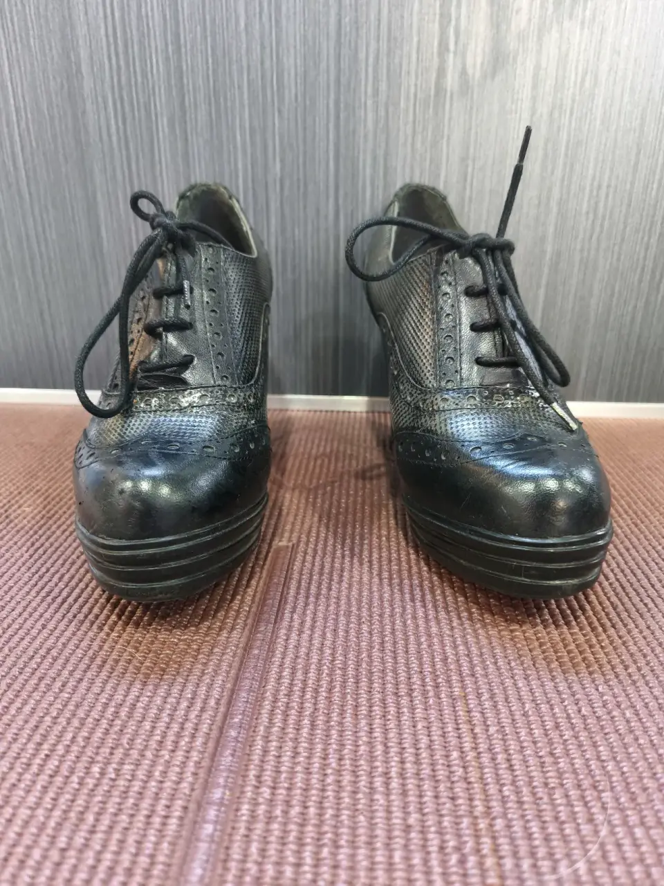 Zapatos de tacón negros con cordones - miniatura 2