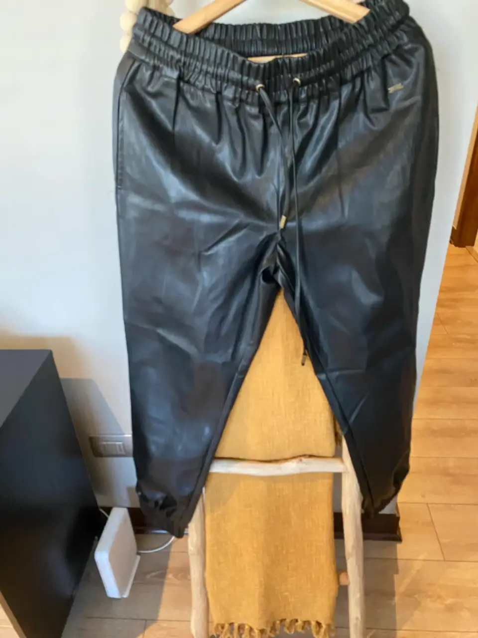 Pantalón jogger negro  eco cuero talla L - miniatura 2