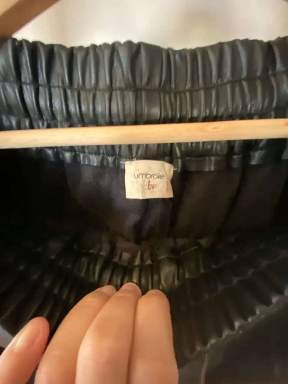Pantalón jogger negro  eco cuero talla L - miniatura 3