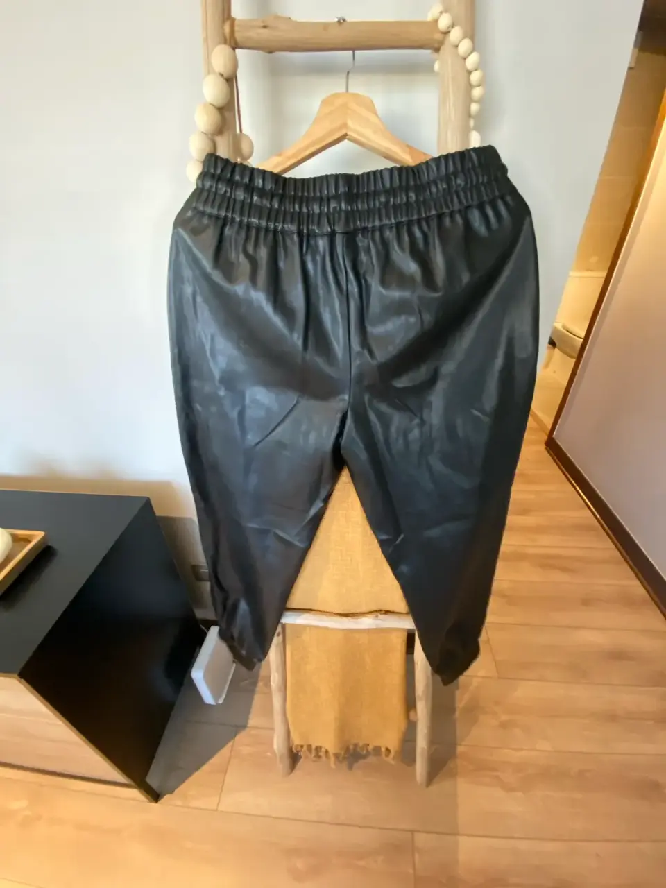 Pantalón jogger negro  eco cuero talla L - miniatura 4