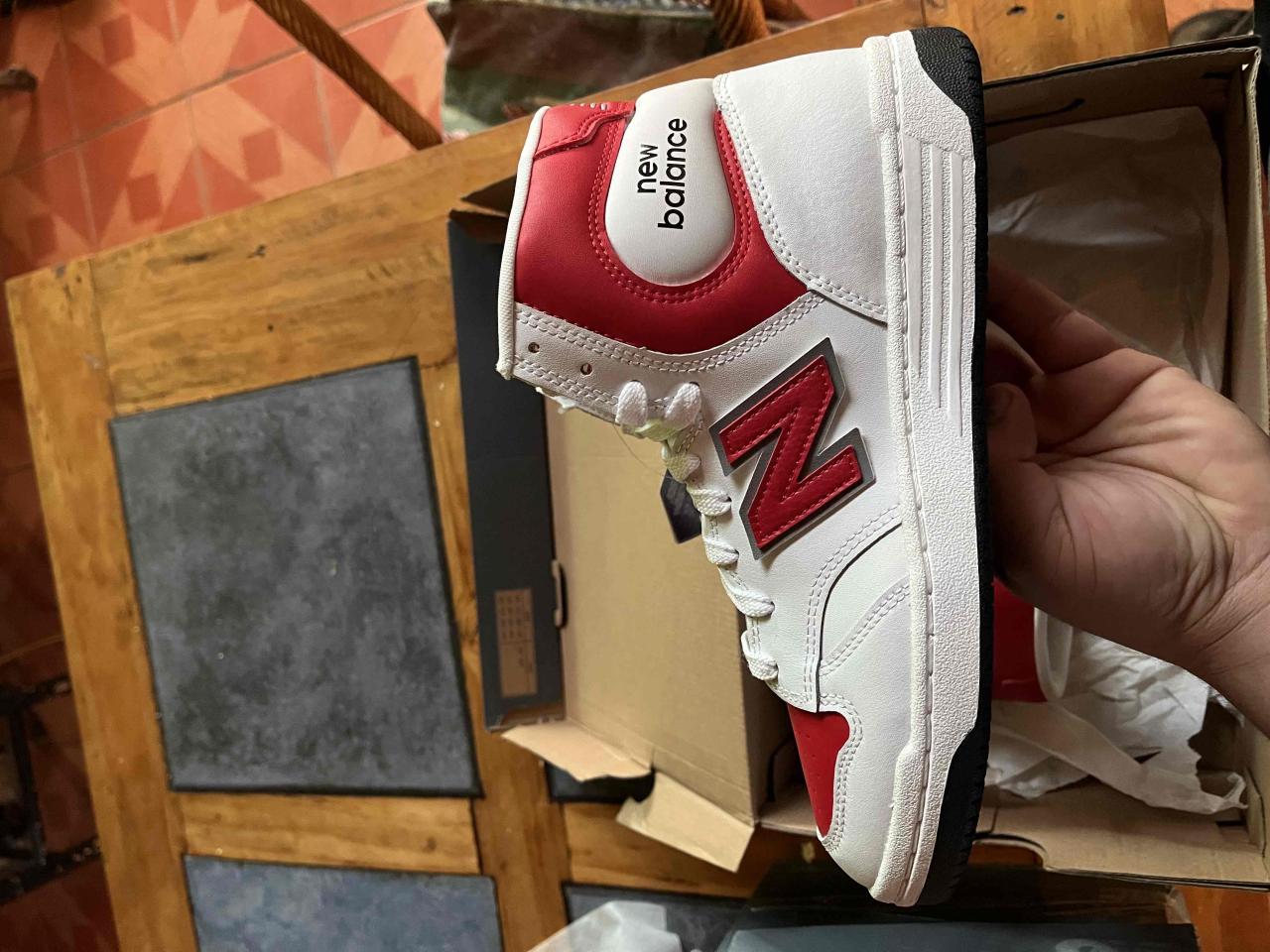 Zapatillas New Balance blancas y rojas - miniatura 2