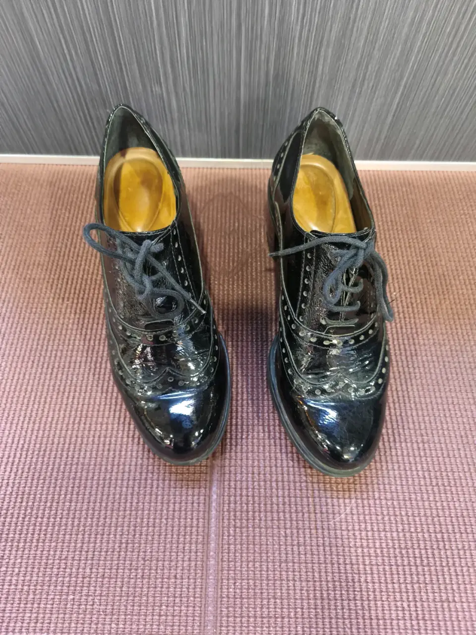 Zapatos de charol negros con taco - miniatura 2