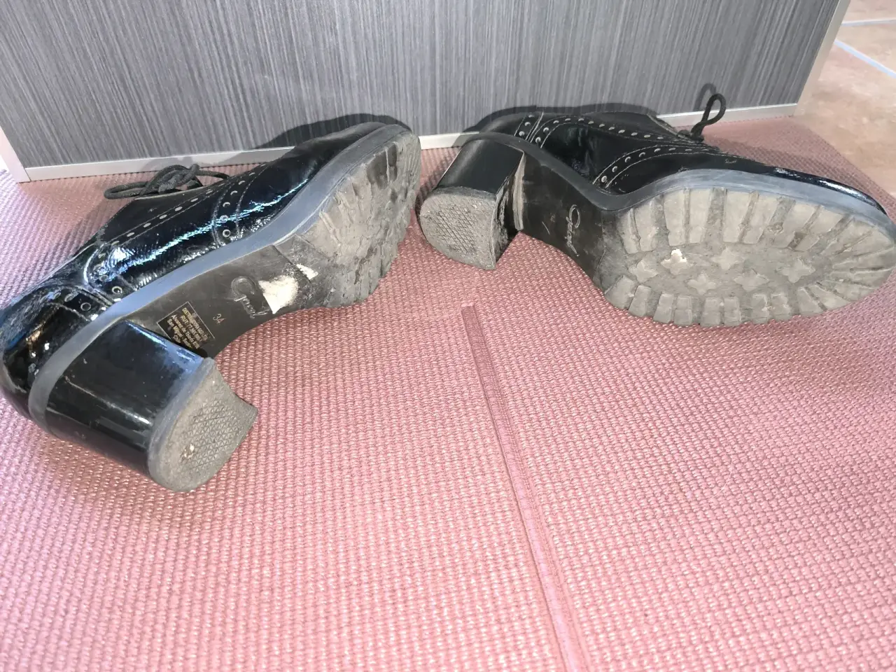 Zapatos de charol negros con taco - miniatura 3