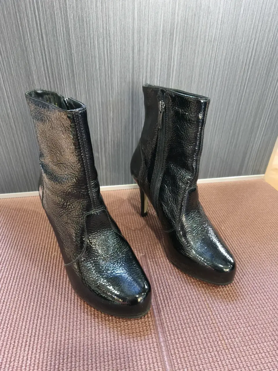 Zapatos de charol negros con taco - miniatura 2