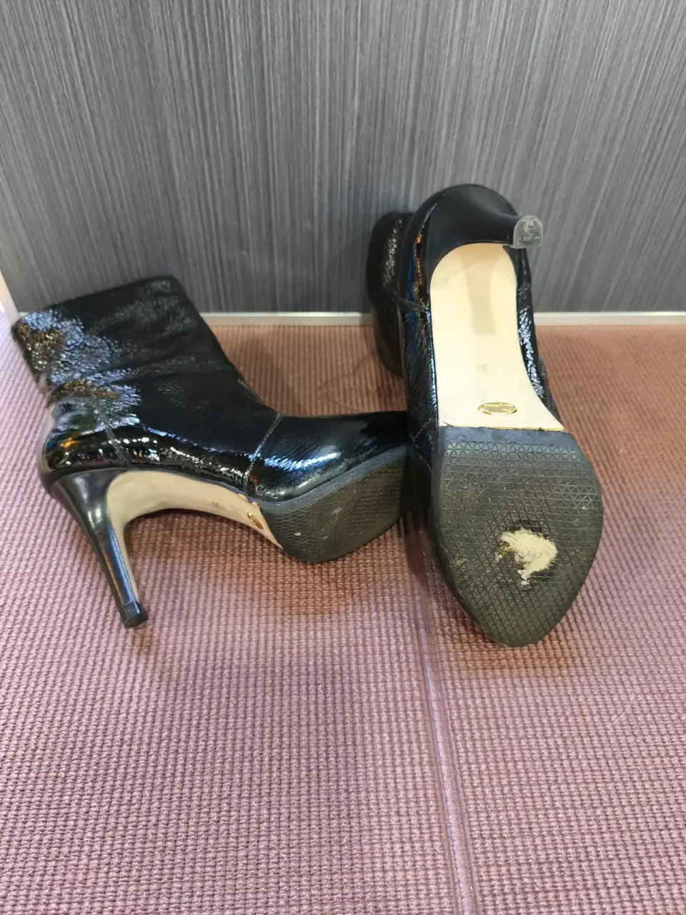 Zapatos de charol negros con taco - miniatura 3