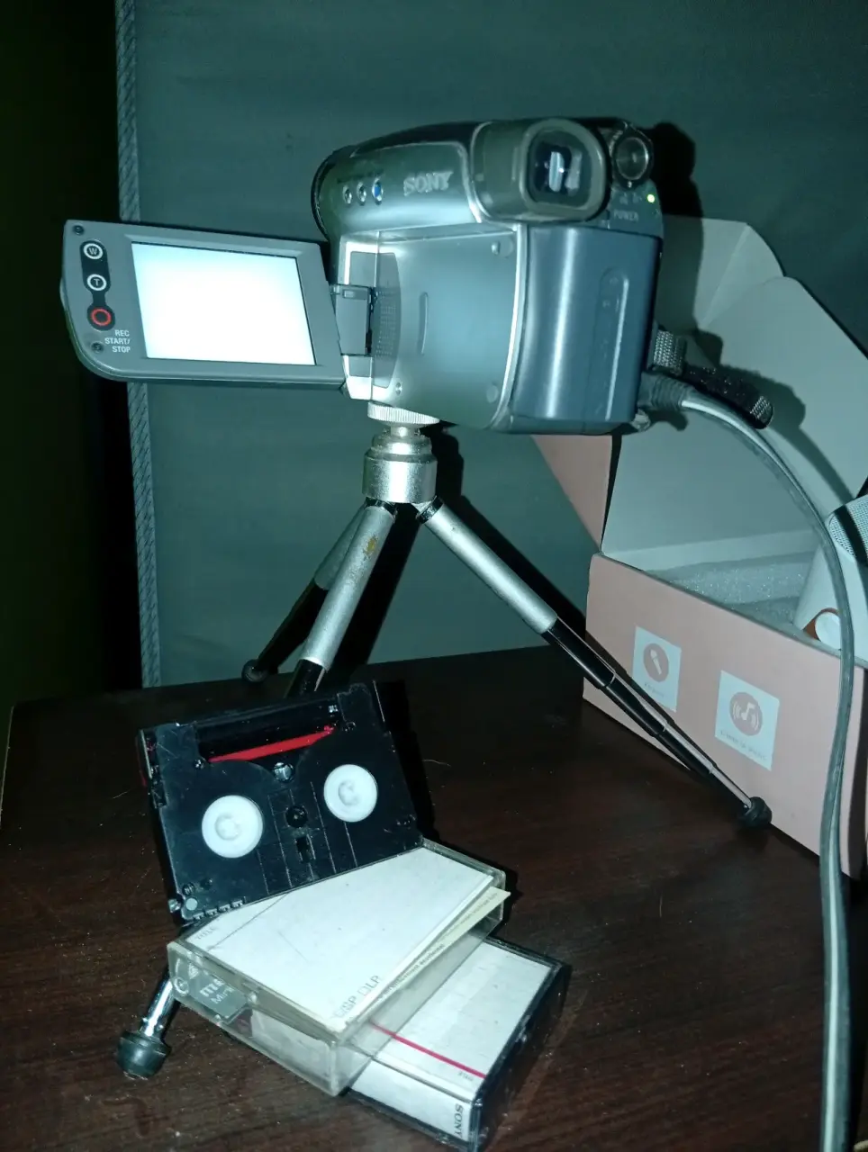 Cámara Sony Handycam con trípode - miniatura 1