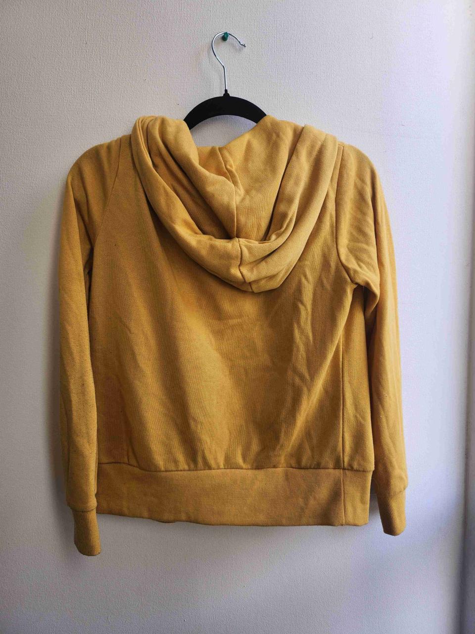 Polerón amarillo con capucha - miniatura 2
