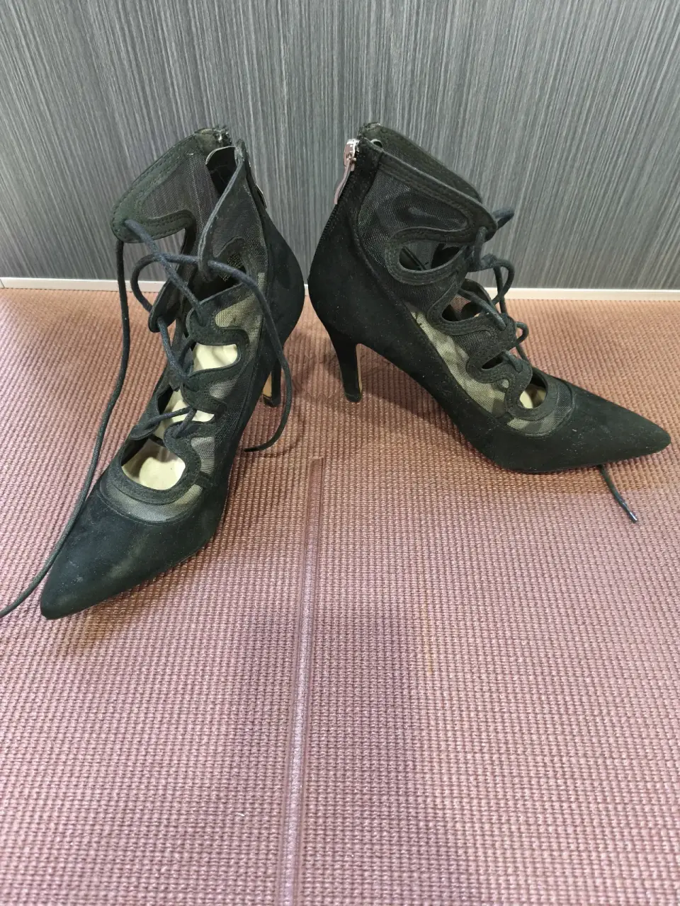 Zapatos de tacón negro con amarras - miniatura 2