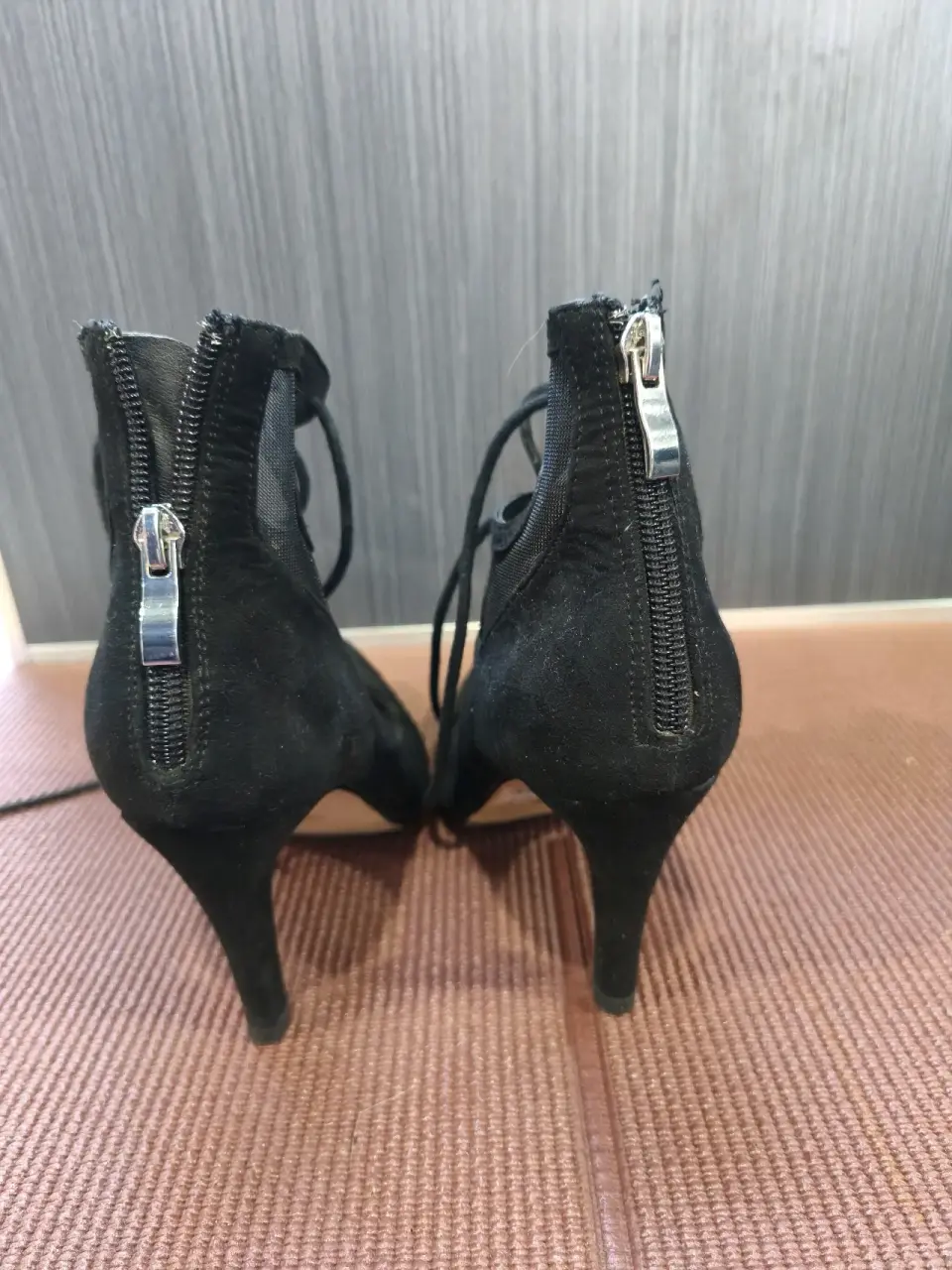 Zapatos de tacón negro con amarras - miniatura 4