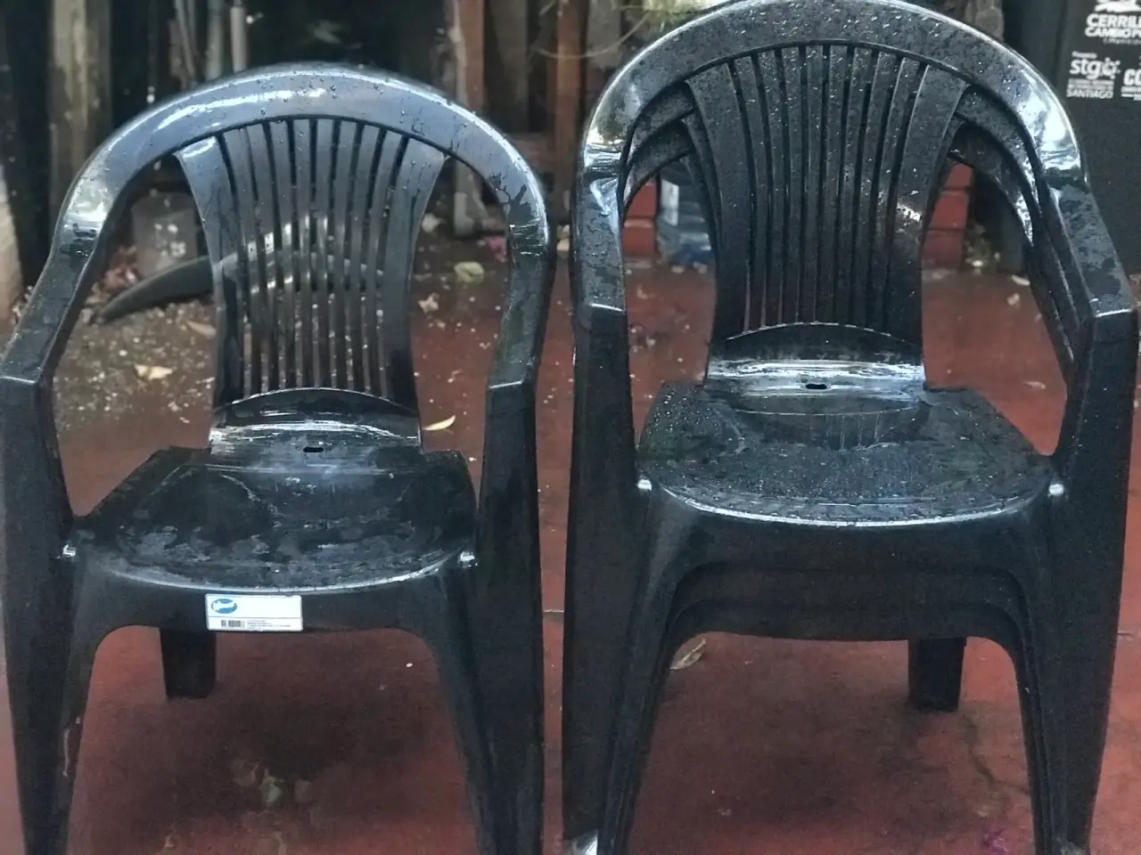 Sillas plásticas negras para exterior