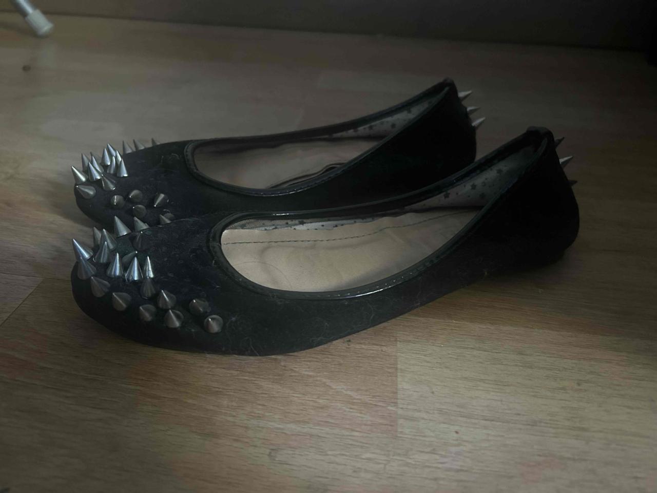 Zapatos bailarinas negras con tachas metálicas - miniatura 1