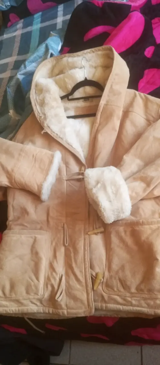 Abrigo beige con capucha peluda - miniatura 1