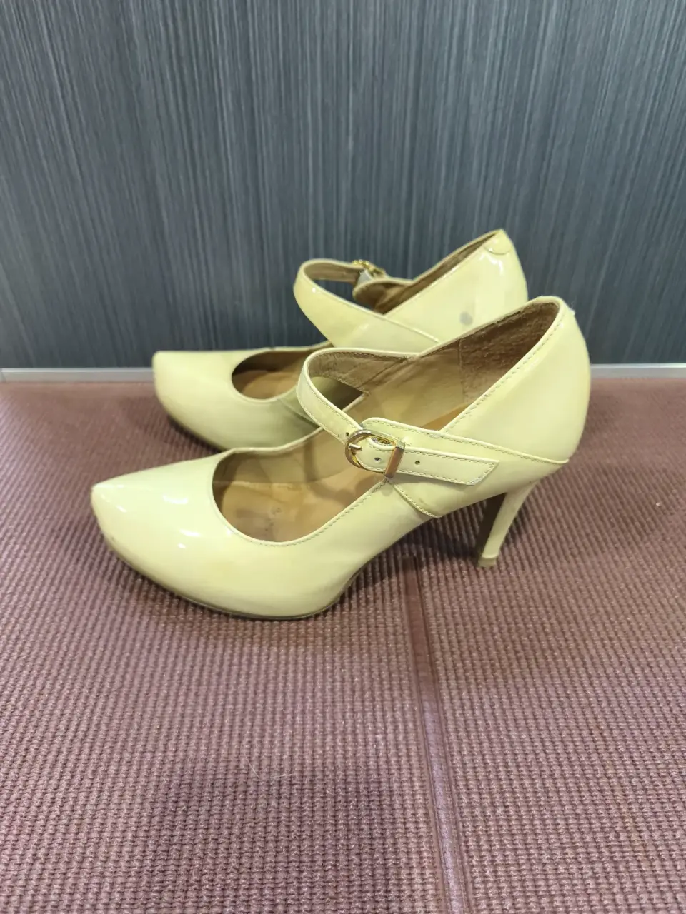 Zapatos de tacón amarillo claro - miniatura 2
