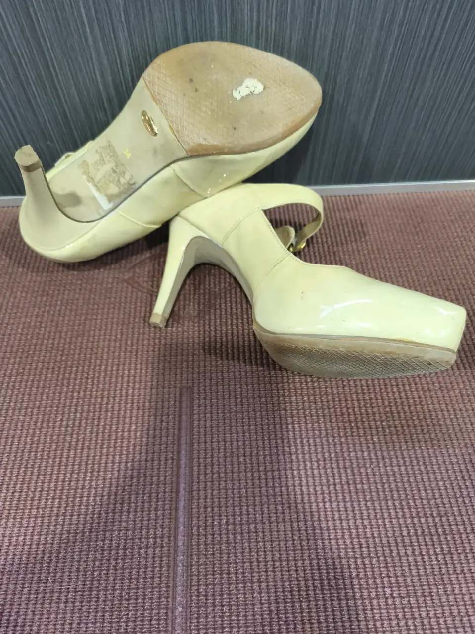 Zapatos de tacón amarillo claro - miniatura 4