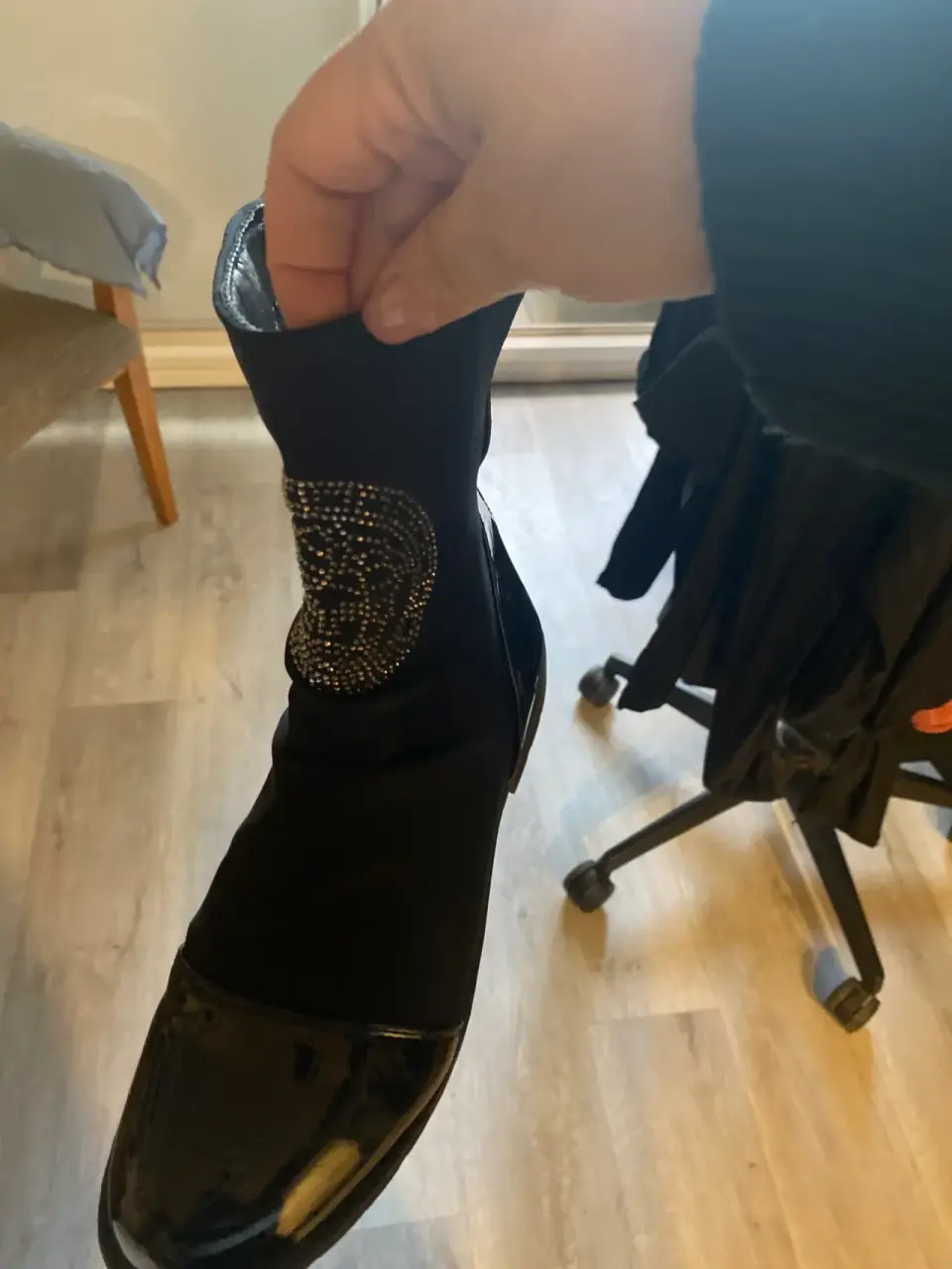 Botines negros con adorno - miniatura 2