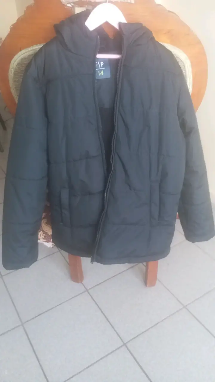 Chaqueta negra con capucha