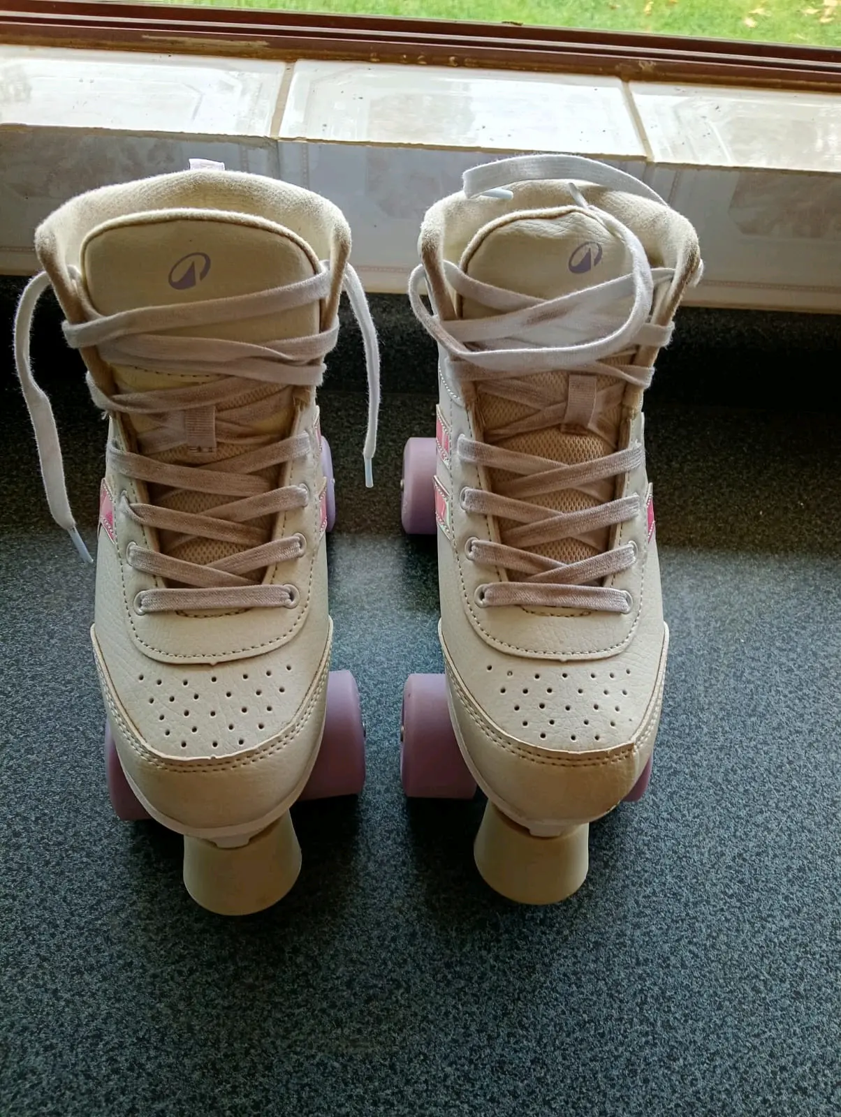 Patines de cuatro ruedas blancos - miniatura 1