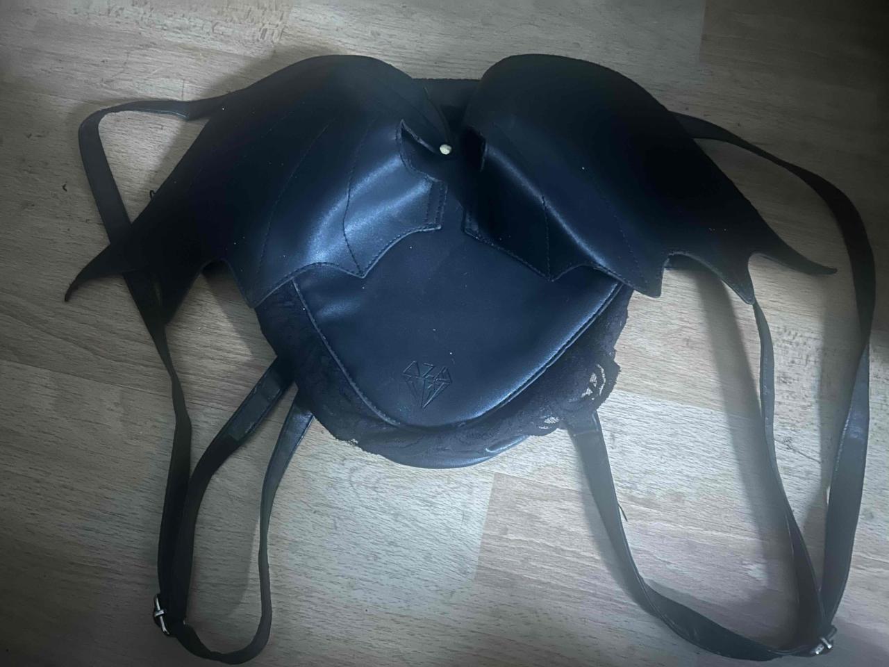 Mochila negra con alas de murciélago - miniatura 1