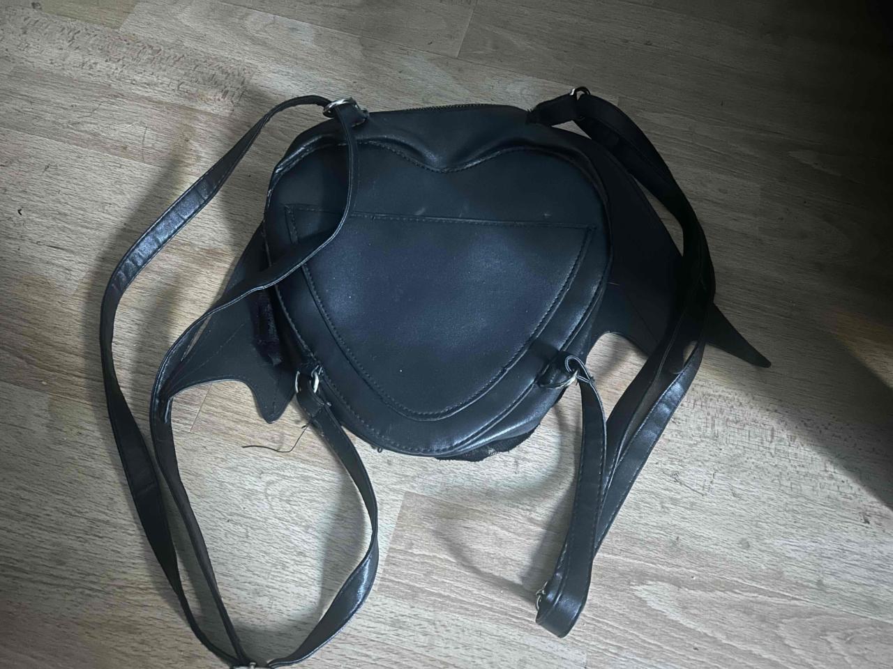 Mochila negra con alas de murciélago - miniatura 3