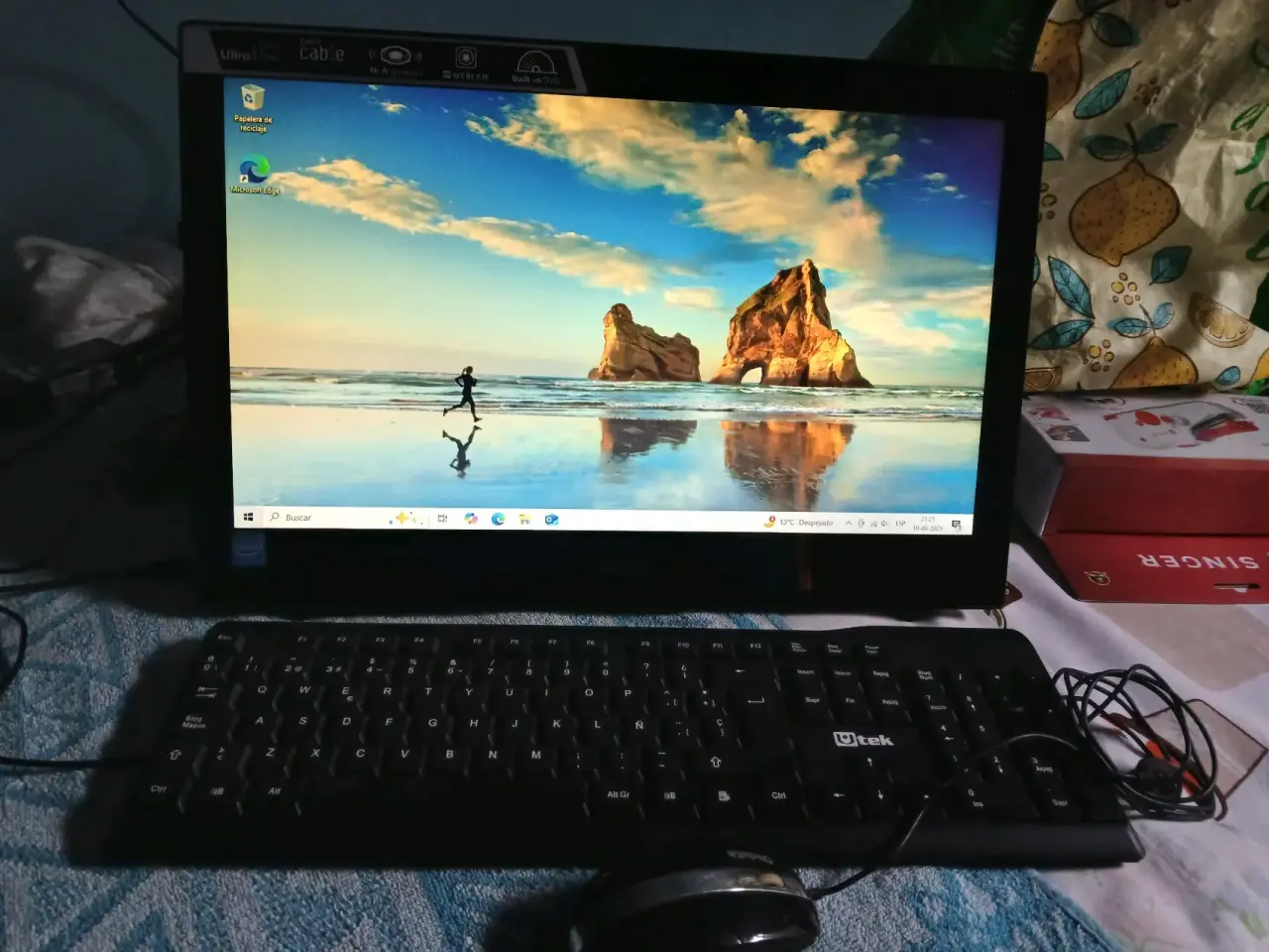 Computador de escritorio con monitor y teclado