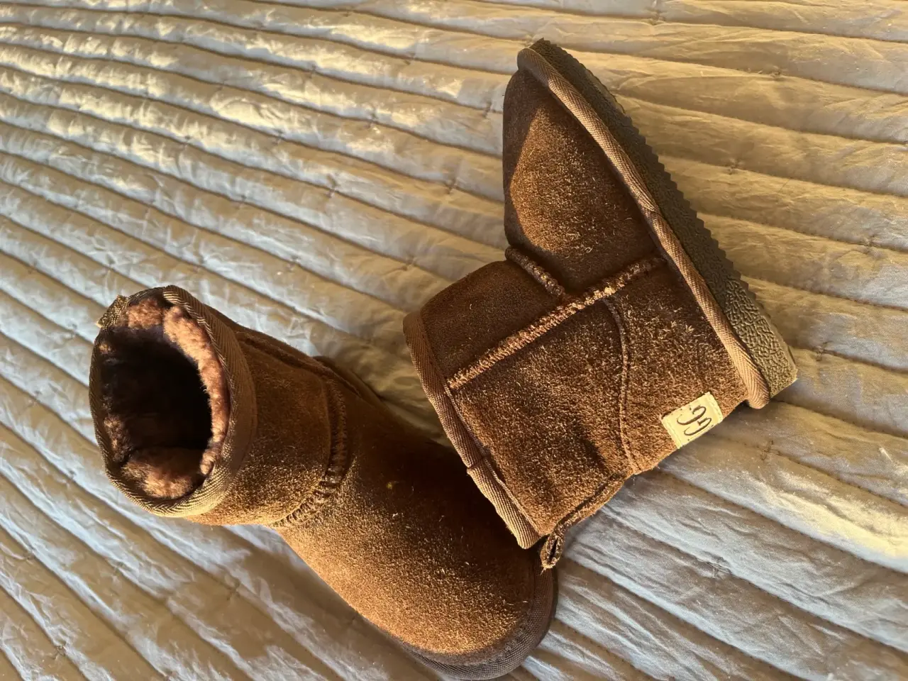 👢 Botas UGG Niño – Como Nuevas - miniatura 3