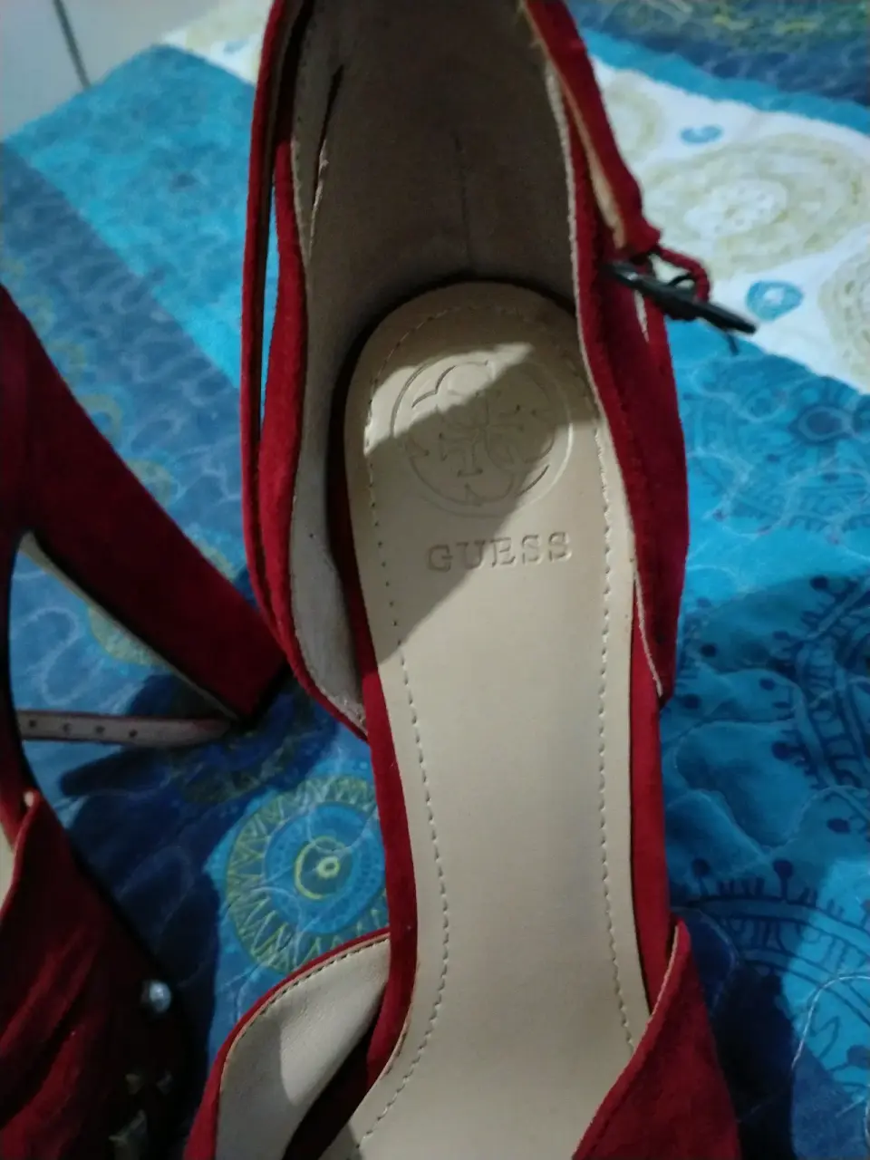 Tacones rojos con tachas - miniatura 2