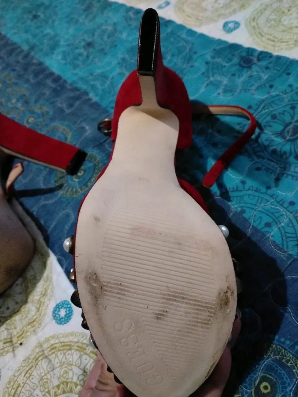 Tacones rojos con tachas - miniatura 3