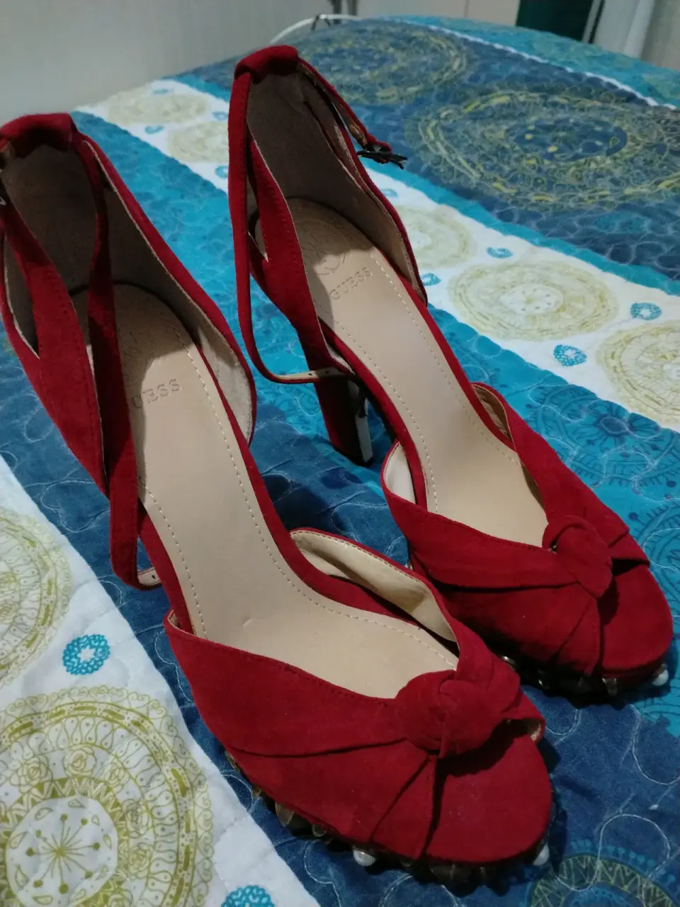 Tacones rojos con tachas - miniatura 4