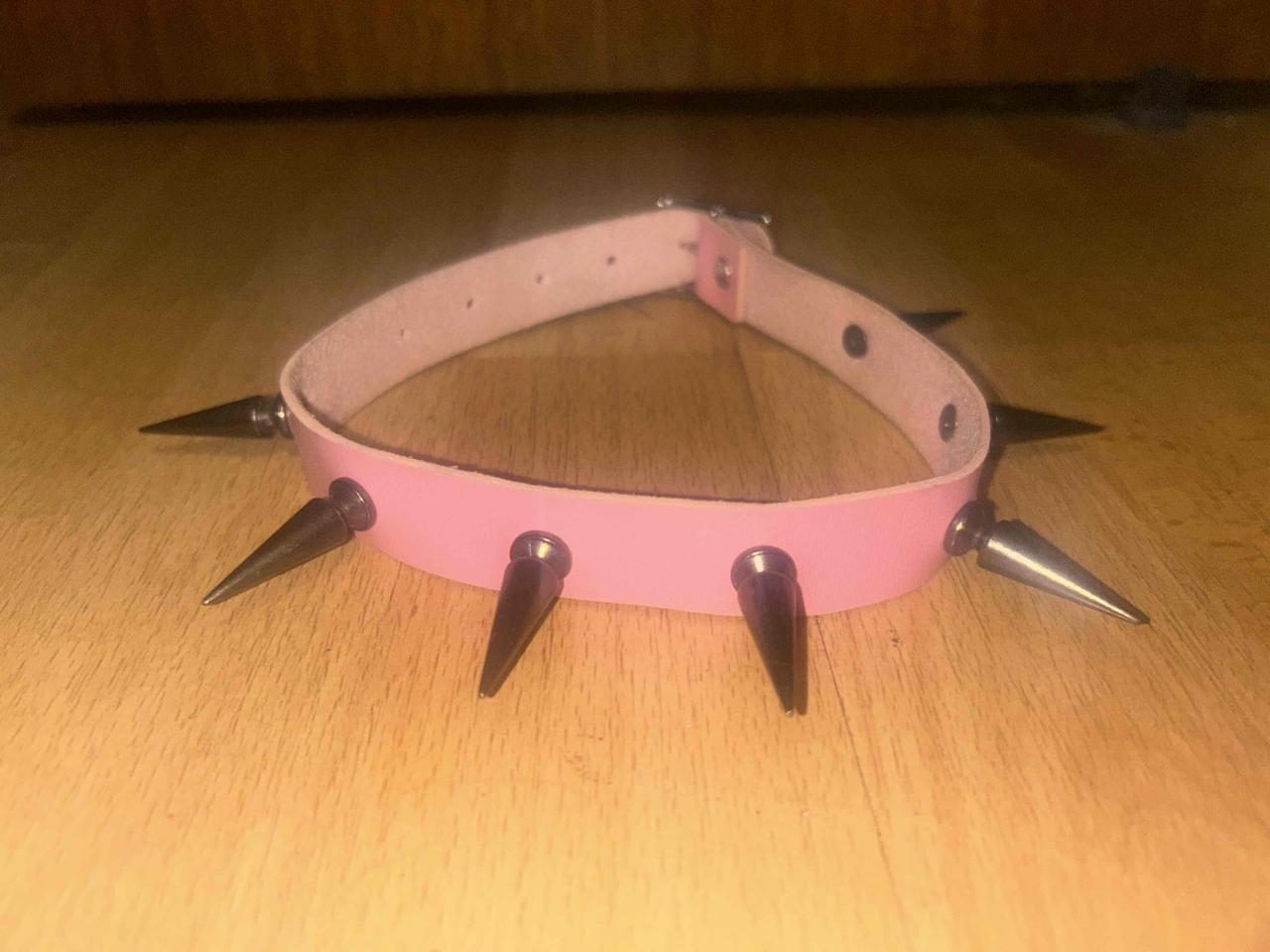 Choker rosa con púas metálicas