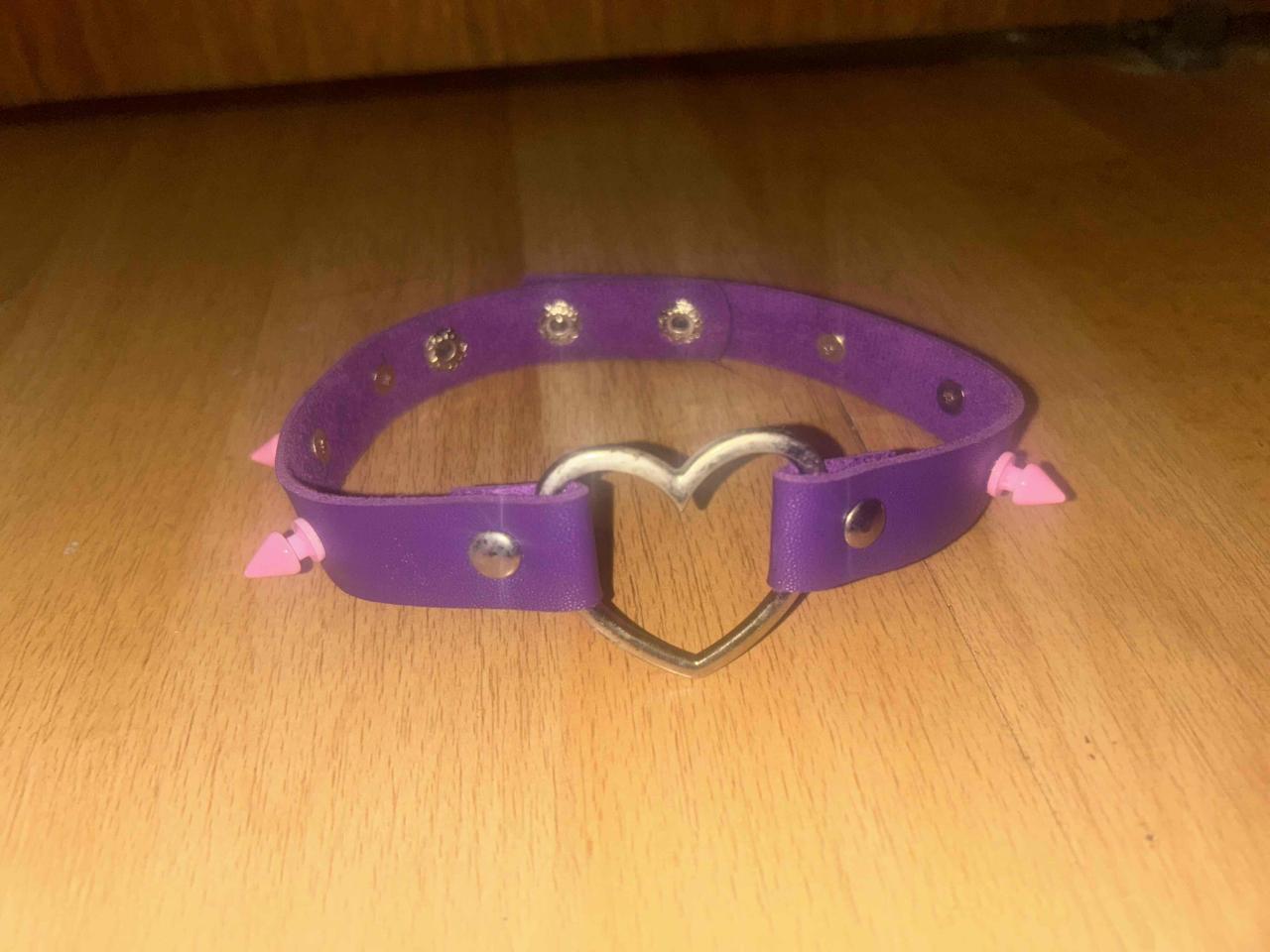 Choker morado con tachuelas rosadas