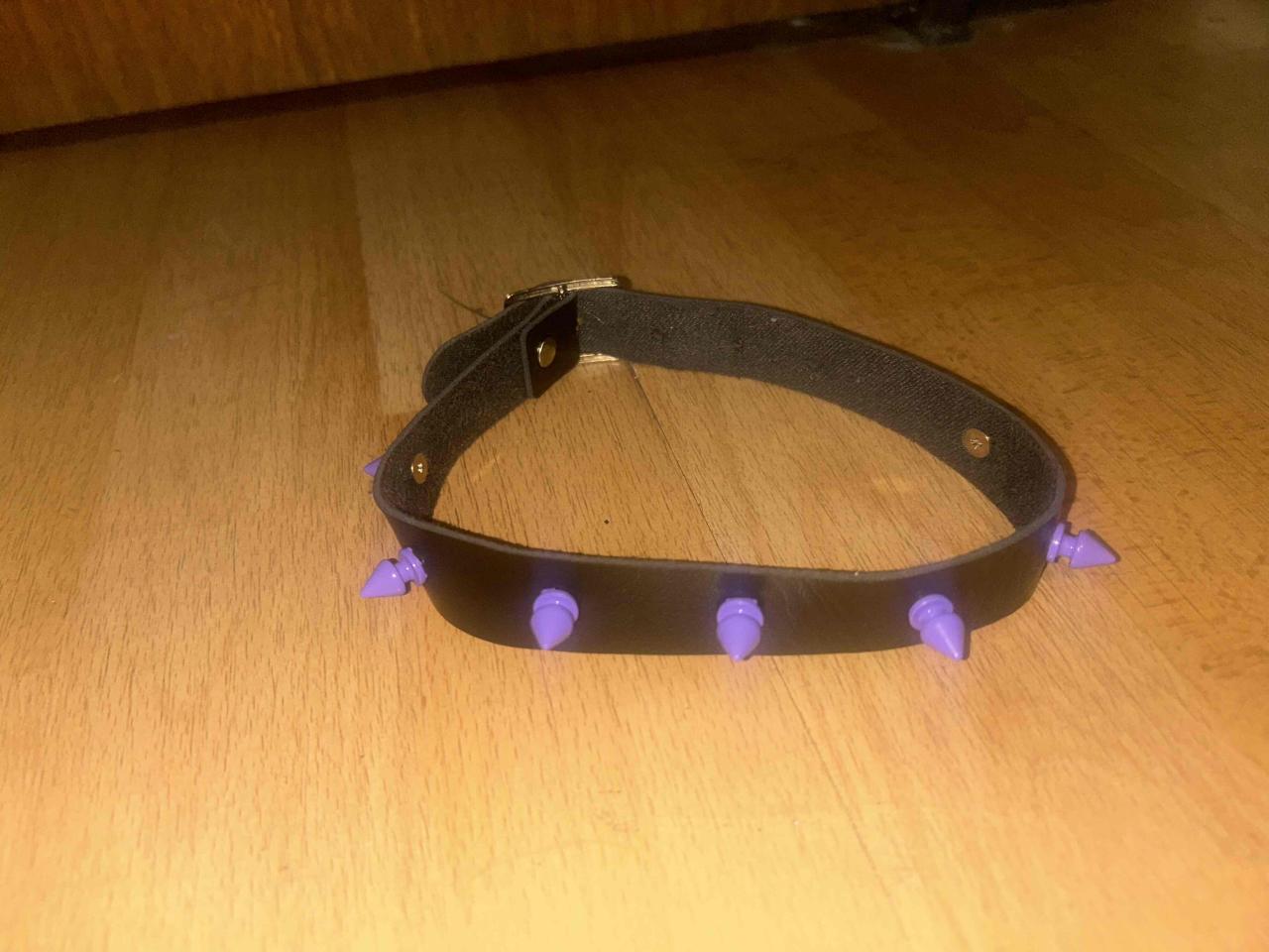 Choker negro con púas moradas