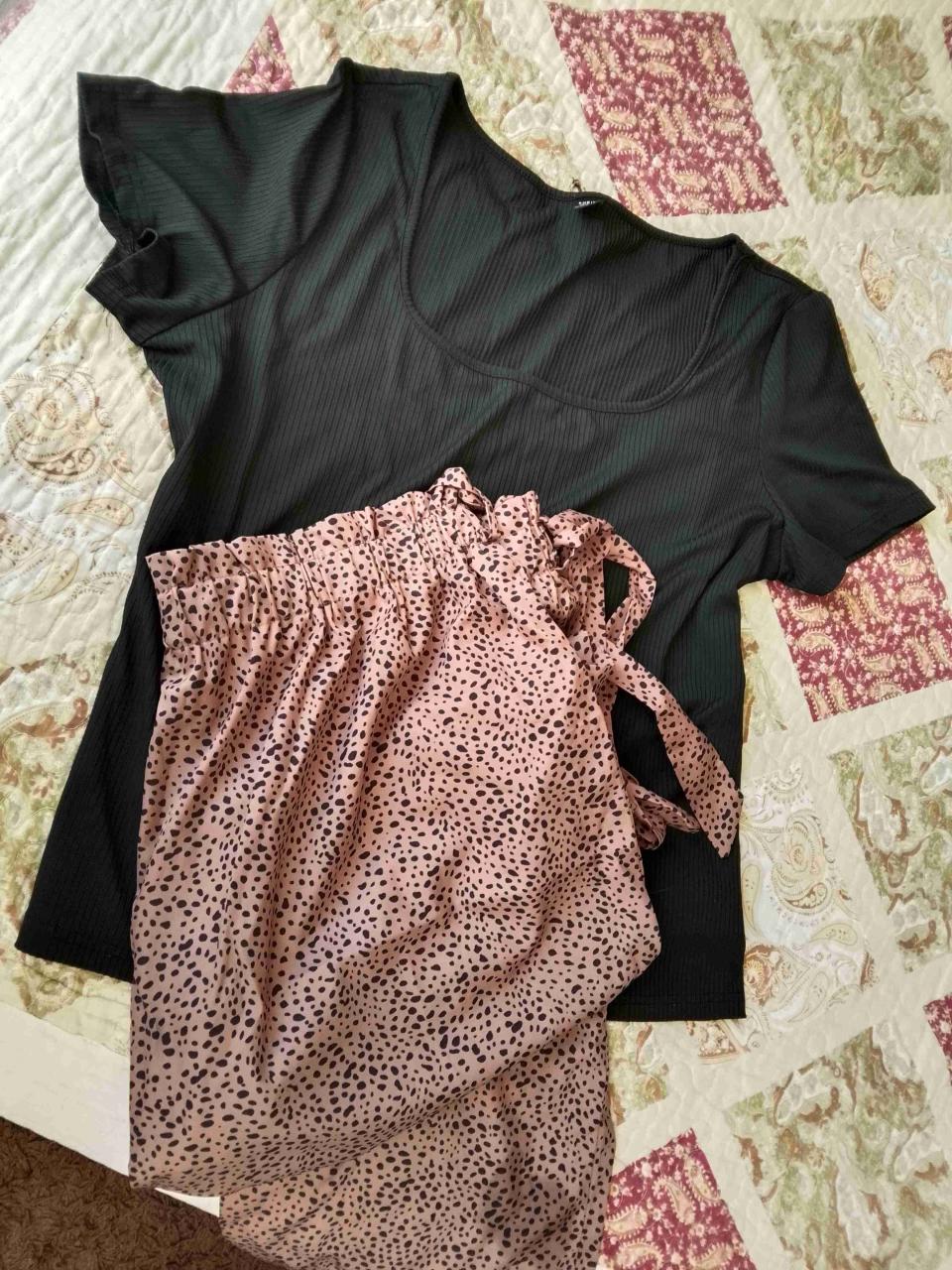 Conjunto shein polera negra y pantalón estampado - miniatura 1