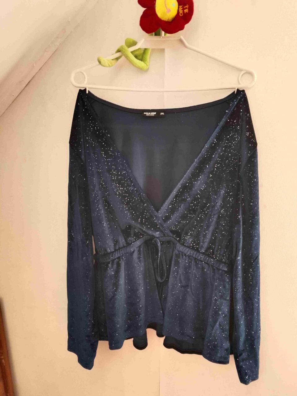Conjunto shein polera negra y pantalón estampado - miniatura 4